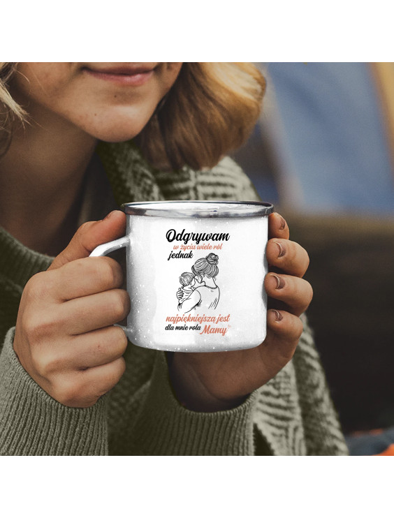 Odgrywam w życiu wiele ról - kubek emaliowany z nadrukiem