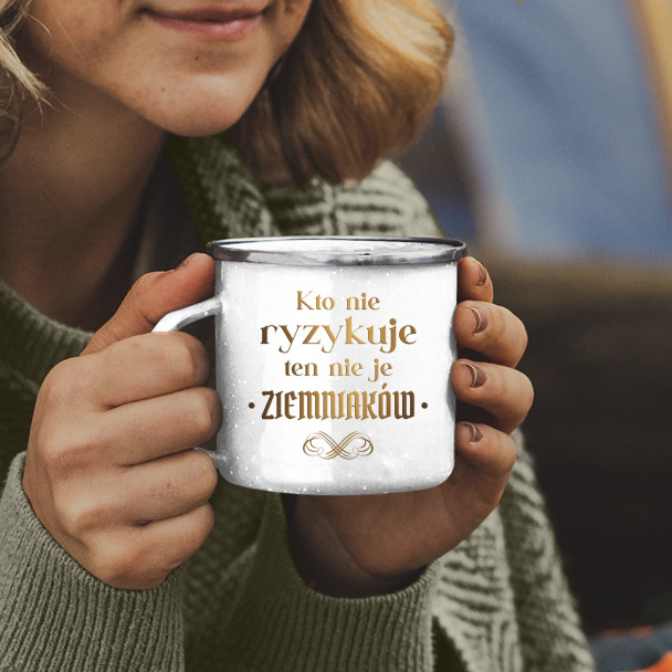 Kto nie ryzykuje ten nie je ziemniaków - dla fanów serialu 1670 - kubek emaliowany z nadrukiem