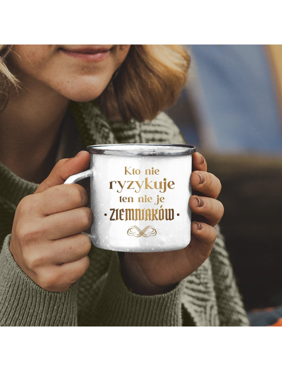 Kto nie ryzykuje ten nie je ziemniaków - dla fanów serialu 1670 - kubek emaliowany z nadrukiem